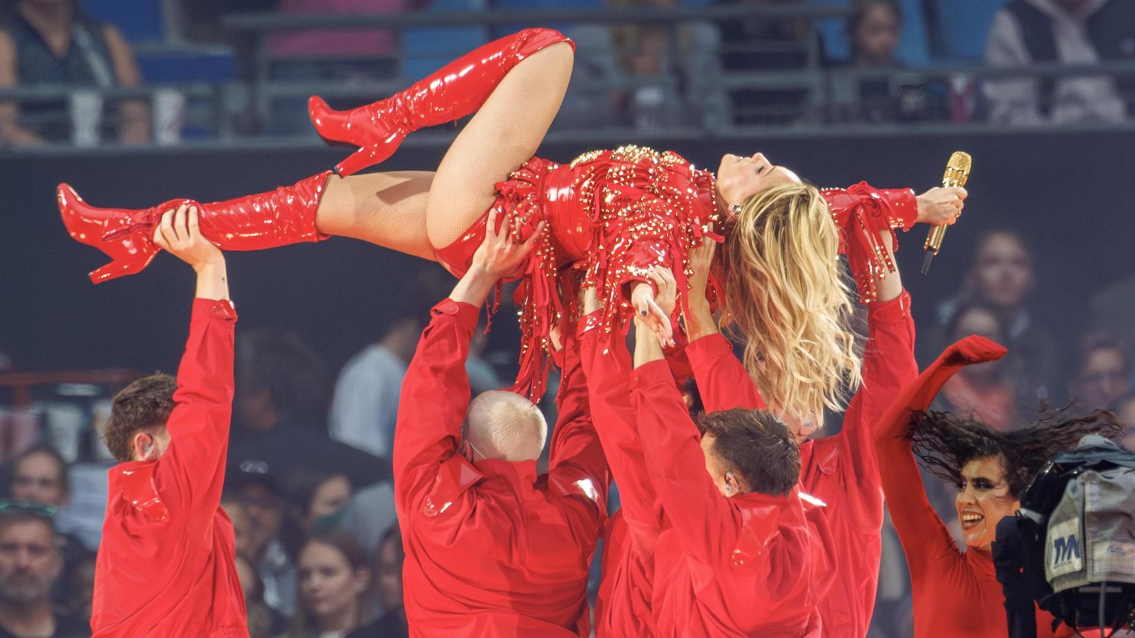 Memorable Moments from Helene Fischer’s Concert: Fans and Celebrities Unite in Hamburg