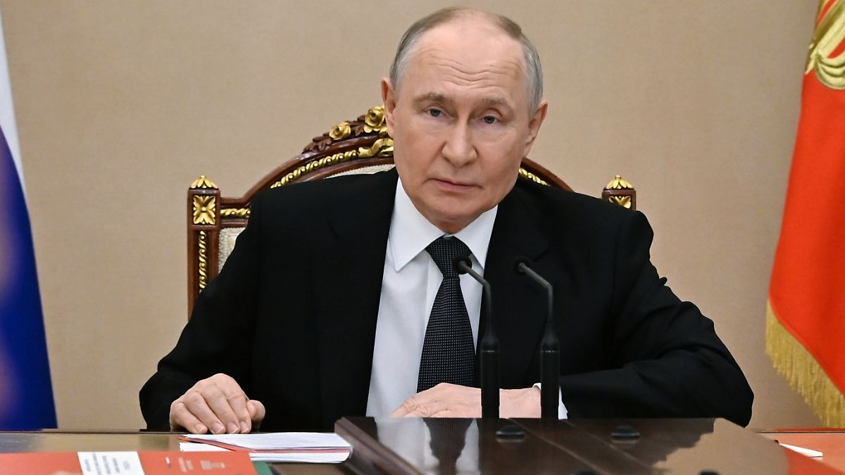 New Sanctions Loom: Russian Banking Sector Faces Crisis by 2026