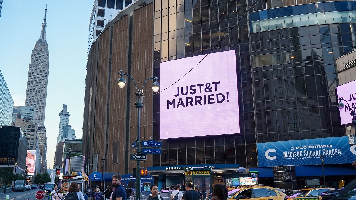 New York Artist Sells Taylor Swift’s Wedding Trash: A Unique Collector’s Find!