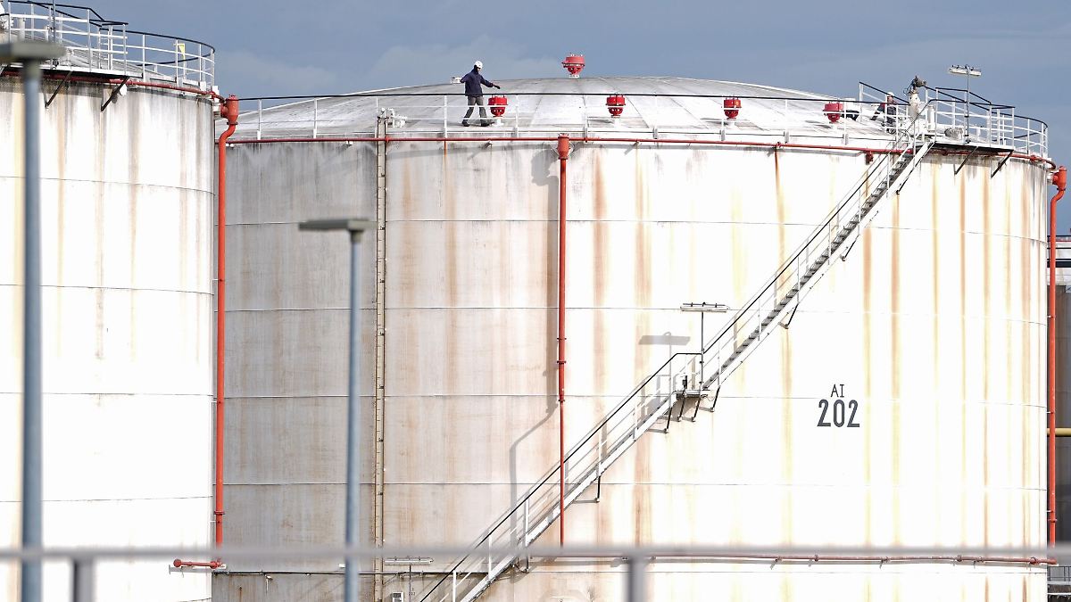 Oil Prices Surge: Inflation Fears Resurrected Amid Geopolitical Tensions