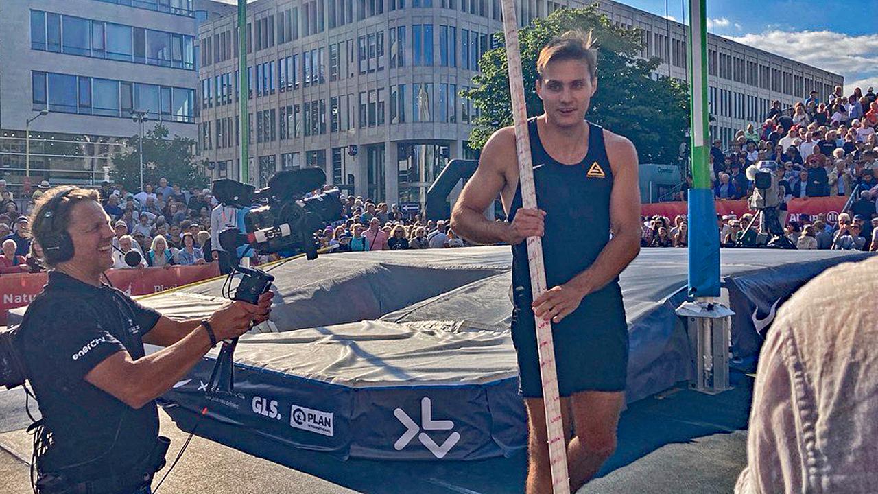 Opernplatz: Stabhochsprung Thrills Amid Windy Mega-Party Vibes!