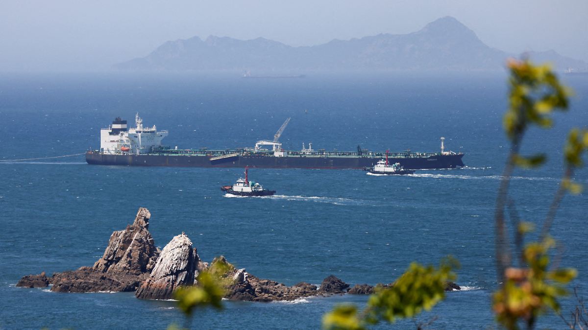 Over 100 Tankers Bought: Shadow Fleet Sneaks Oil Through Hormuz Crisis