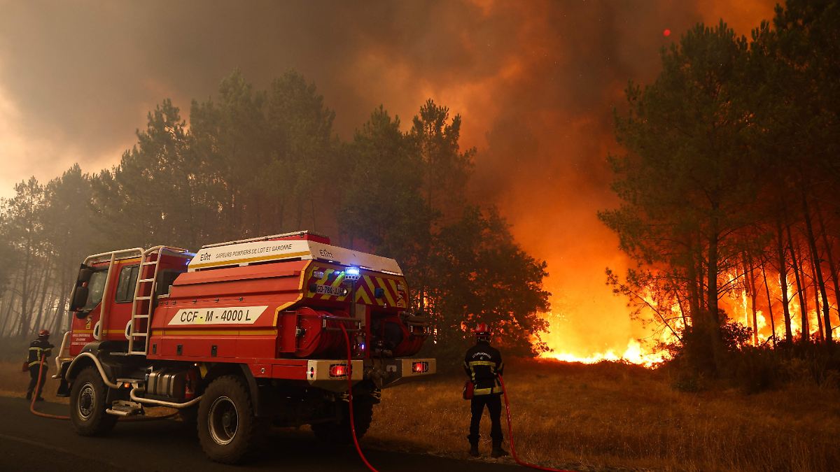 Paris Seeks EU Aid as Fires Rage On: Nearly 30,000 Evacuated in France