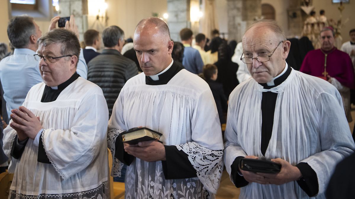 Pius Brotherhood Defies Vatican: Claims Excommunication Invalid in Bishop Dispute
