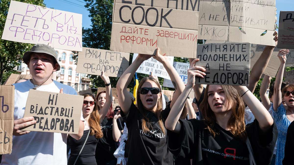 Protests Erupt in Ukraine Over Dismissal of Defense Minister Fedorow