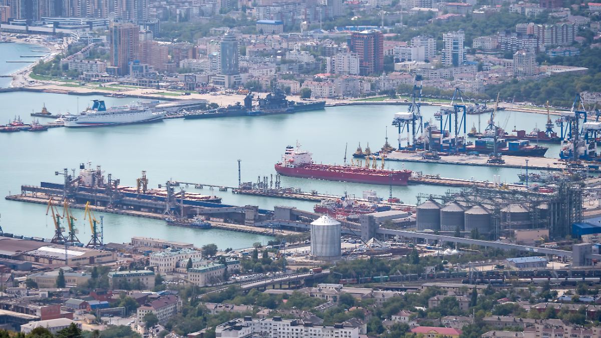 Putin’s Oil Empire Faces Crisis: Russia Seeks Fuel Supplies Abroad