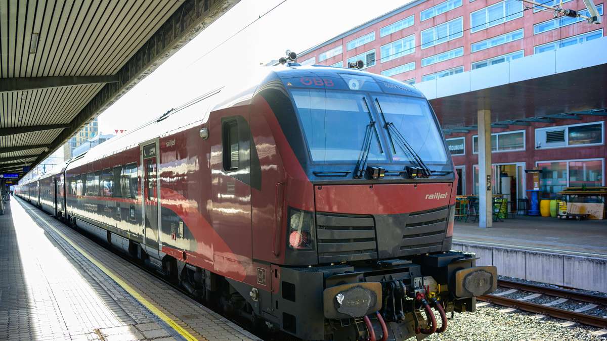 Railjet Door Falls Off During Speed – Passengers Safe in Locked Car