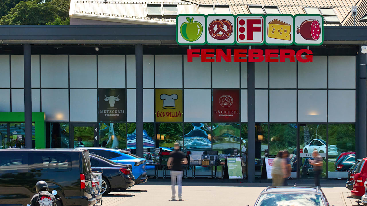 Rewe Acquires Insolvent Grocery Chain: Future for 3000 Employees at Stake