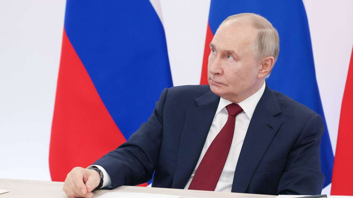 Russia Faces Looming Banking Crisis as Half a Million Go Bankrupt