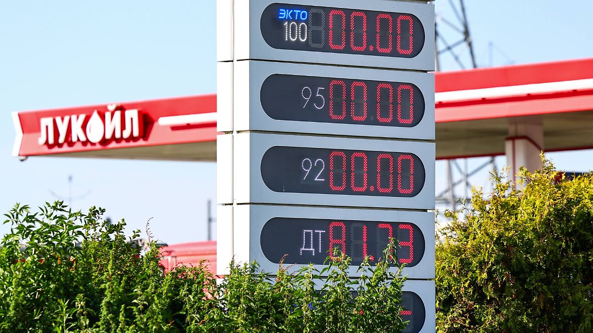 Russia Recovers Gasoline from India at High Prices After Refinery Attacks