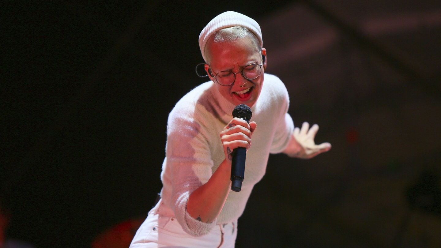 Stefanie Heinzmann: Confronting Darkness and Discovering Hope