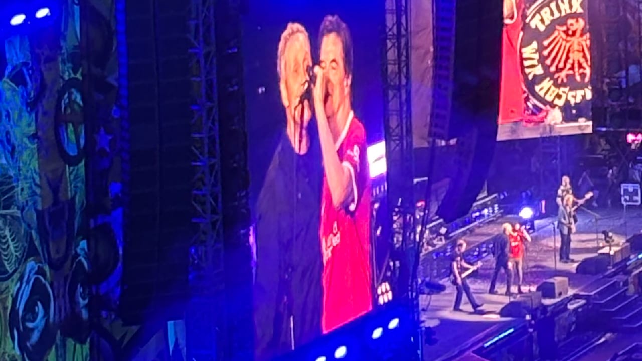 Surprise in Berlin: Farin Urlaub Joins Die Toten Hosen for Epic Concert!