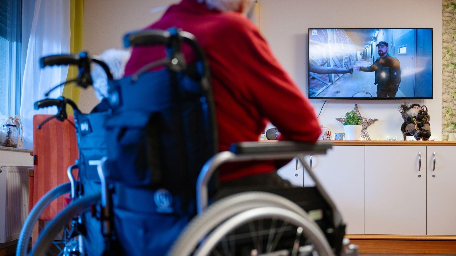 TV and Dementia Risk: How Excessive Watching Impacts Your Brain