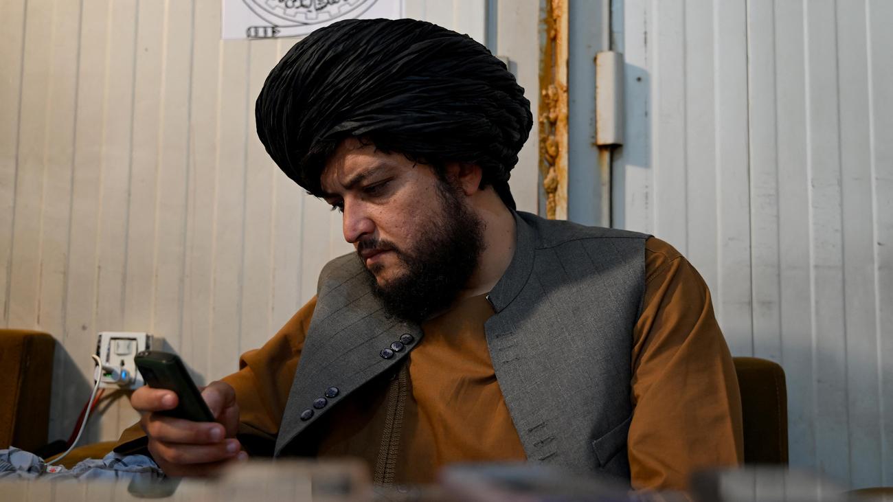Taliban Ban on Smartphones: A Shocking Shift in Afghanistan’s Government Policy
