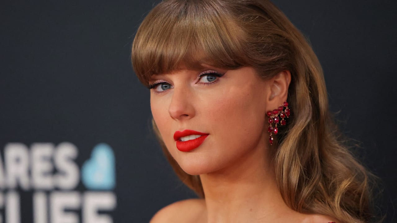 Taylor Swift’s Wedding Bouquet: A Surprising Floral Reveal!