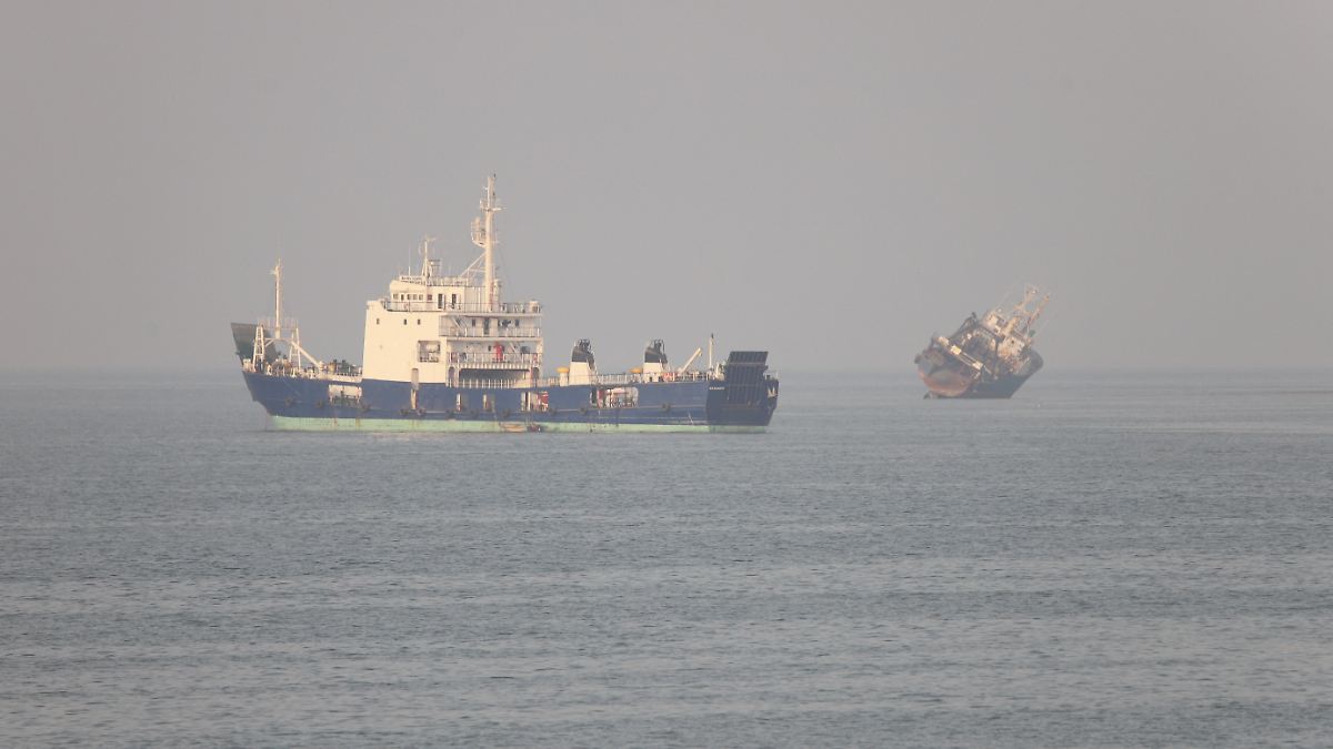 Tehran Challenges Trump: US Demands Iran Ensure Hormuz Strait Security