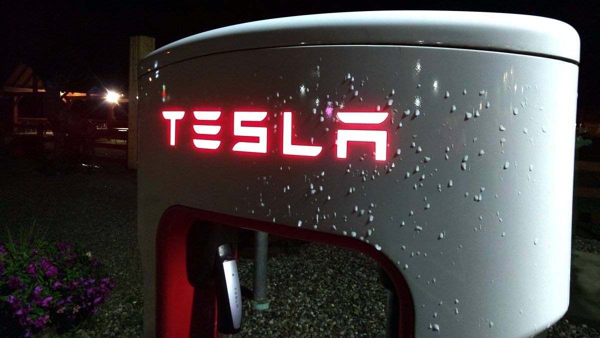 Tesla Shares Plummet: Rising Expenses Erode Financial Performance