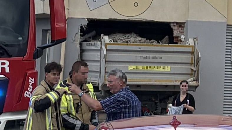 Truck Crashes into Hair Salon: Owner Killed, Customers Hospitalized in Austria