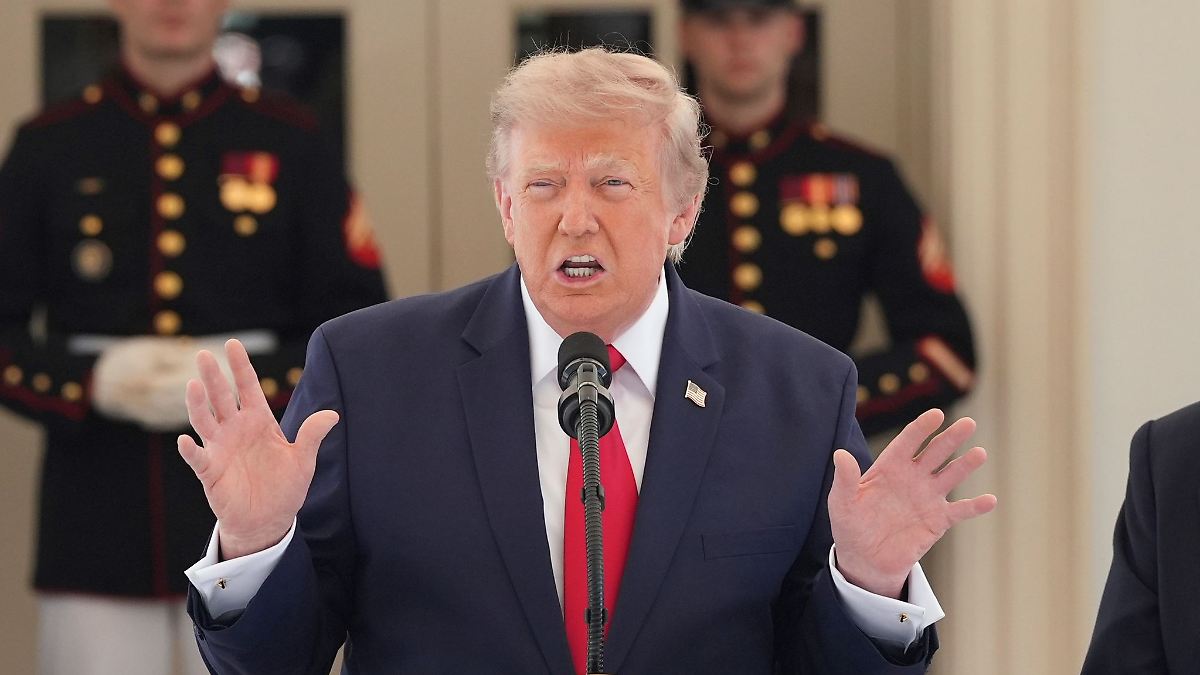 Trump Drops Fee for Hormuz Shipping in Favor of Investment Deals: What’s Next?