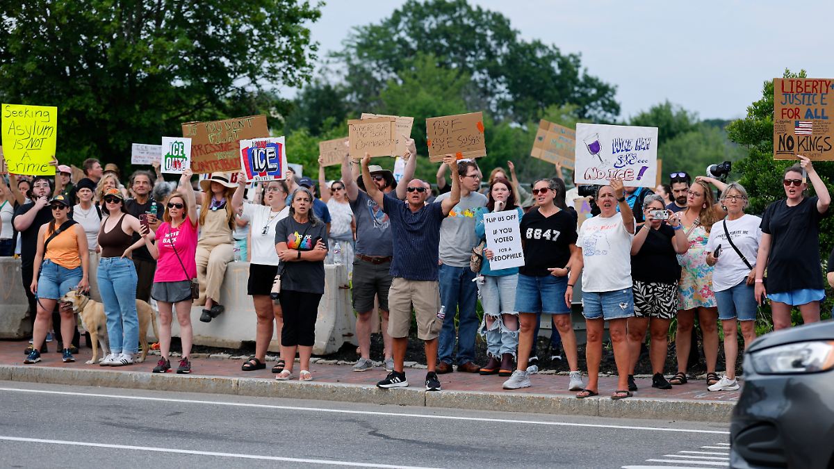 Trump Insists on ICE Traffic Stops Amid Criticism and Shootings