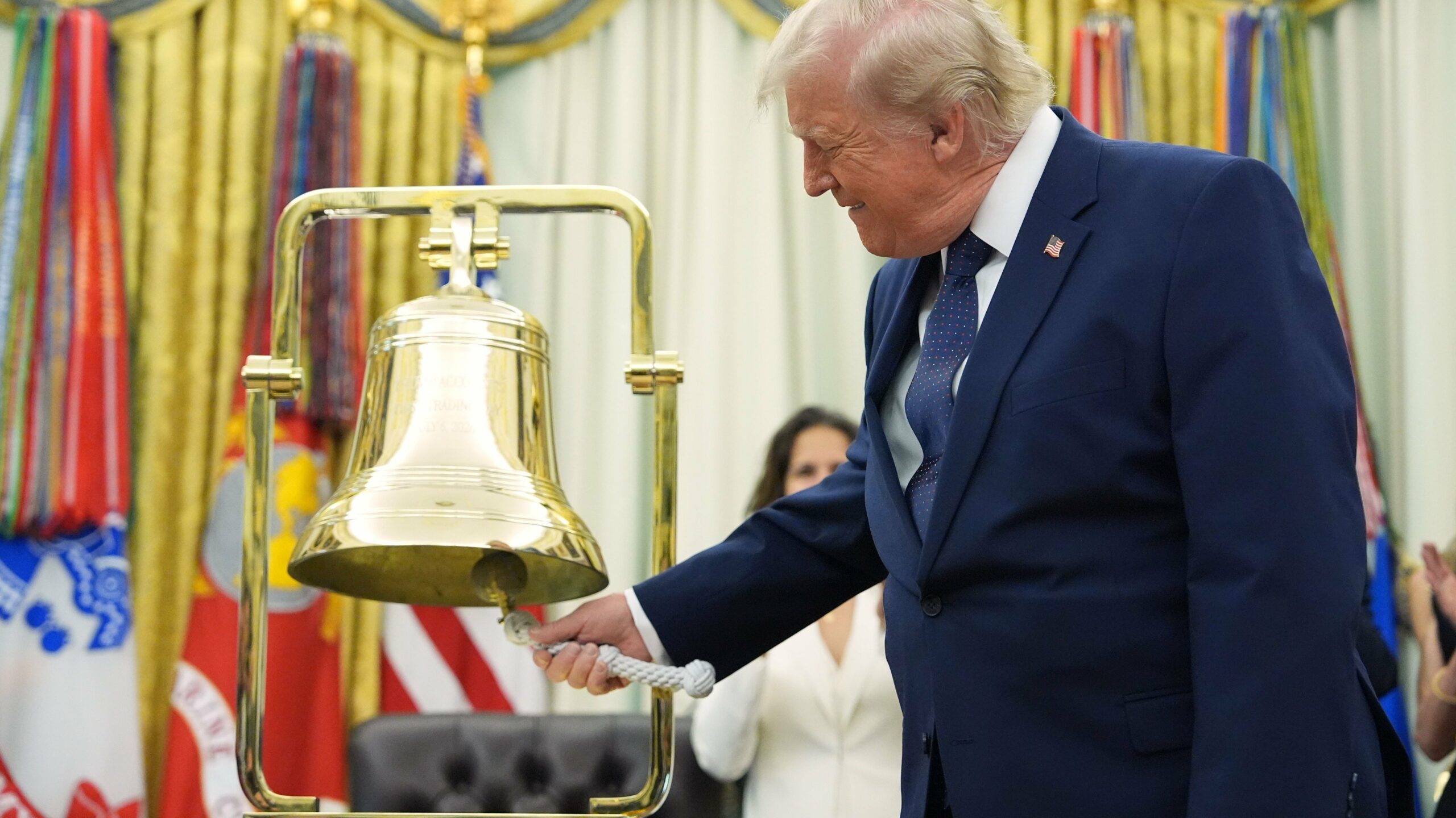 Trump Rings Bell: Dow Jones Hits New Record High on Wall Street!