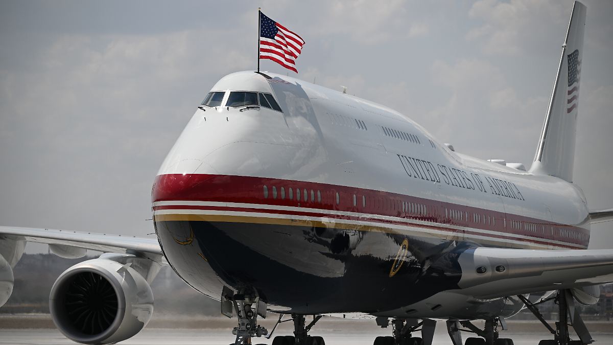 Trump’s Flight Swap Ignites Security Concerns: Why He Avoided the Luxury Jet
