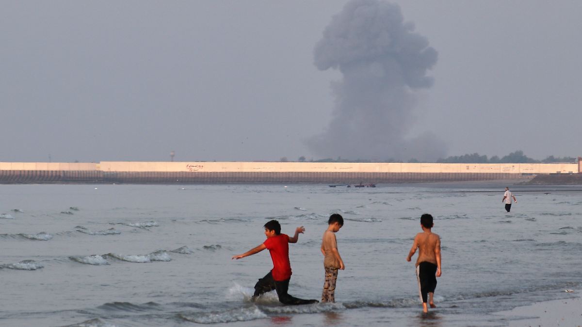 US Airstrikes Intensify as Tanker Comes Under Fire in Hormuz Strait