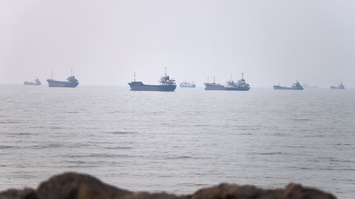 US Revokes Iranian Oil License Amid New Attacks on Tankers in Hormuz