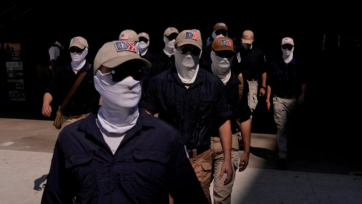 USA: Hundreds of Masked Nationalists March Through Washington