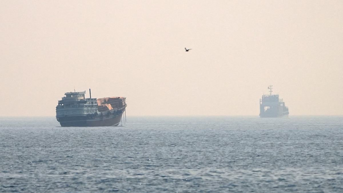 USA Launch New Airstrikes: Iran Shuts Down Hormuz Strait Indefinitely