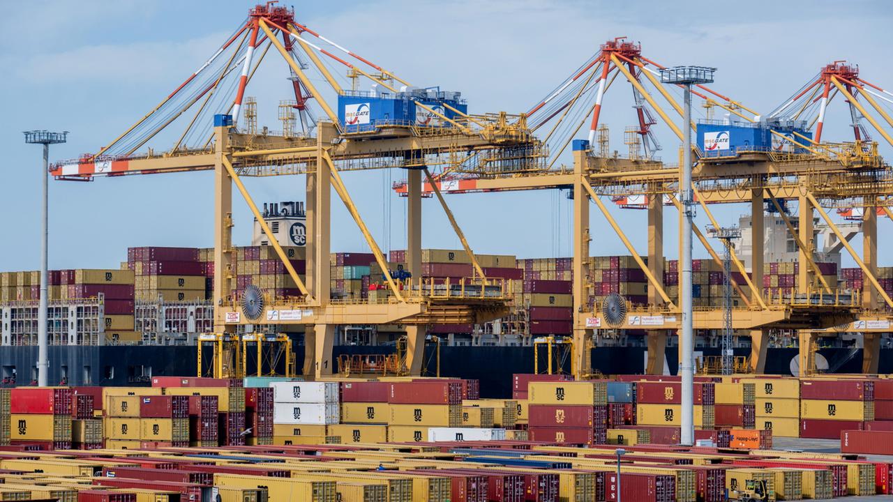 USA: Trump Imposes New Tariffs on Imports from 60 Countries