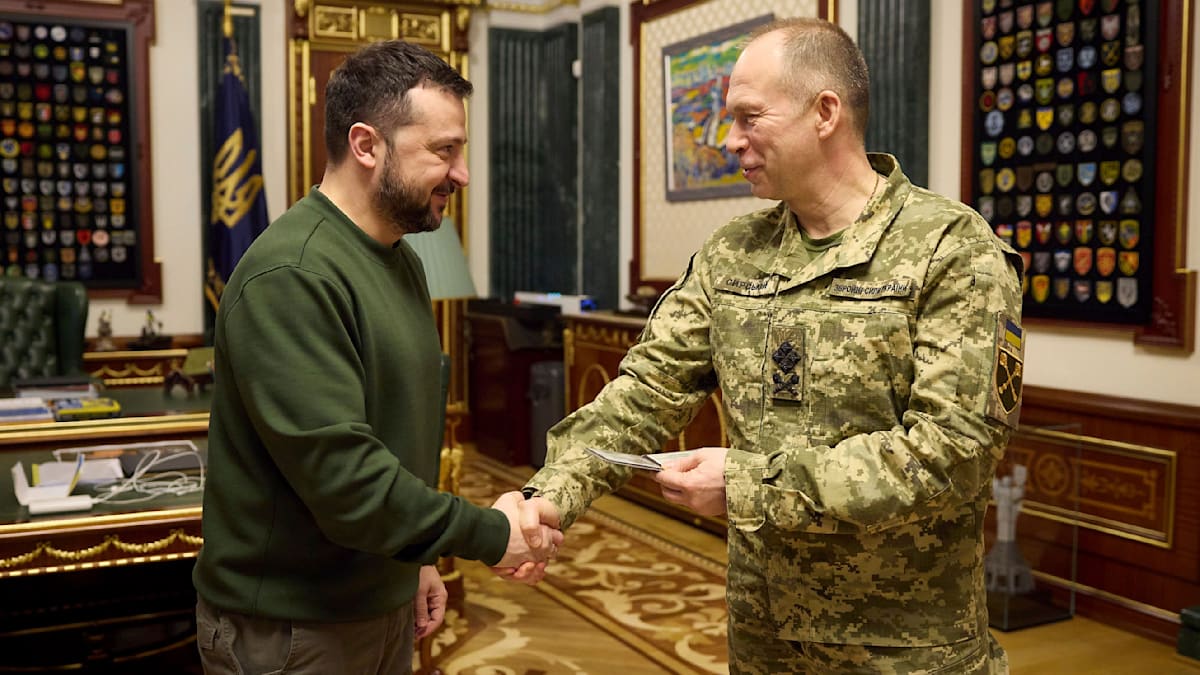 Ukraine: Selenskyj Dismisses Army Chief Syrskyj Amidst Protests and Tensions