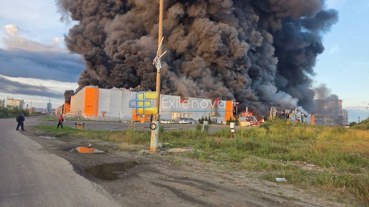 Ukraine Strikes Wildberries: Warehouse in Flames and Smoke Over St. Petersburg