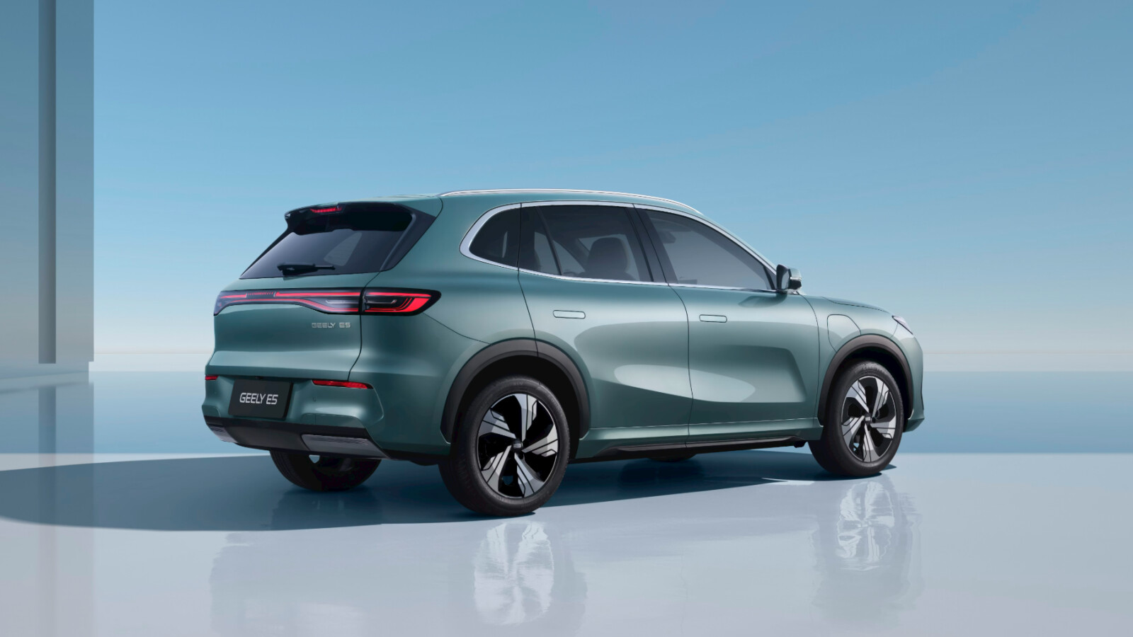 Unveil the Geely E5: 218 HP, 430 km Range, Leasing for Just €149!