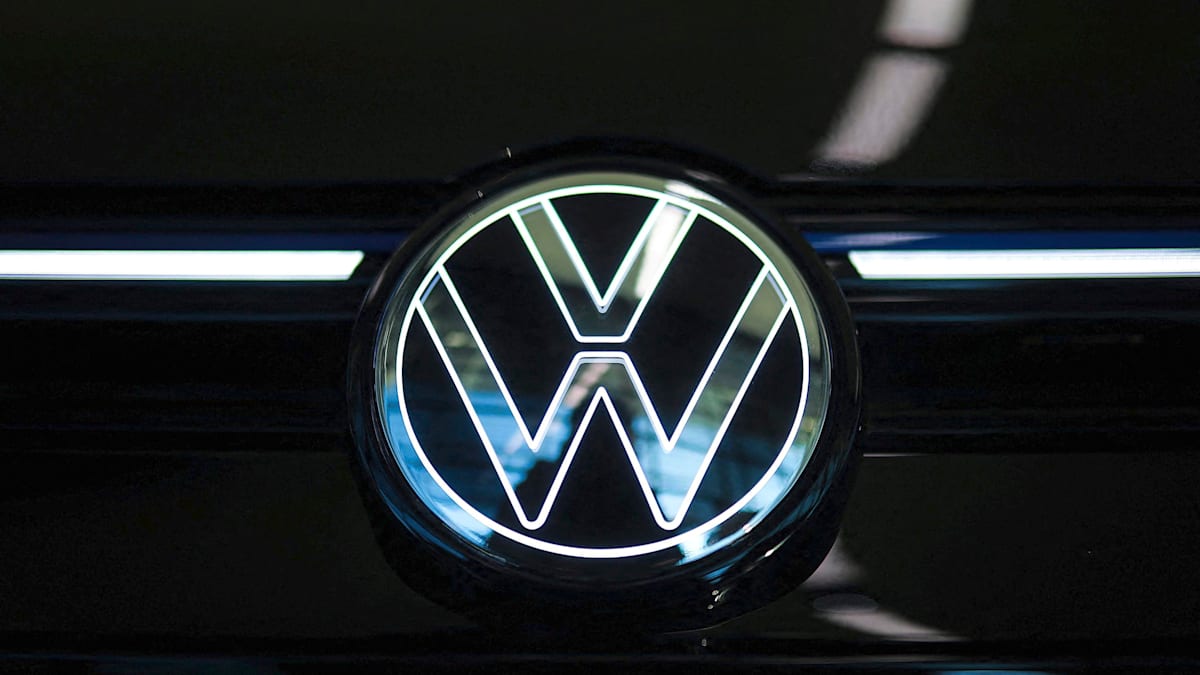 VW: Expert Calls for Ending 35-Hour Workweek Amid Auto Crisis
