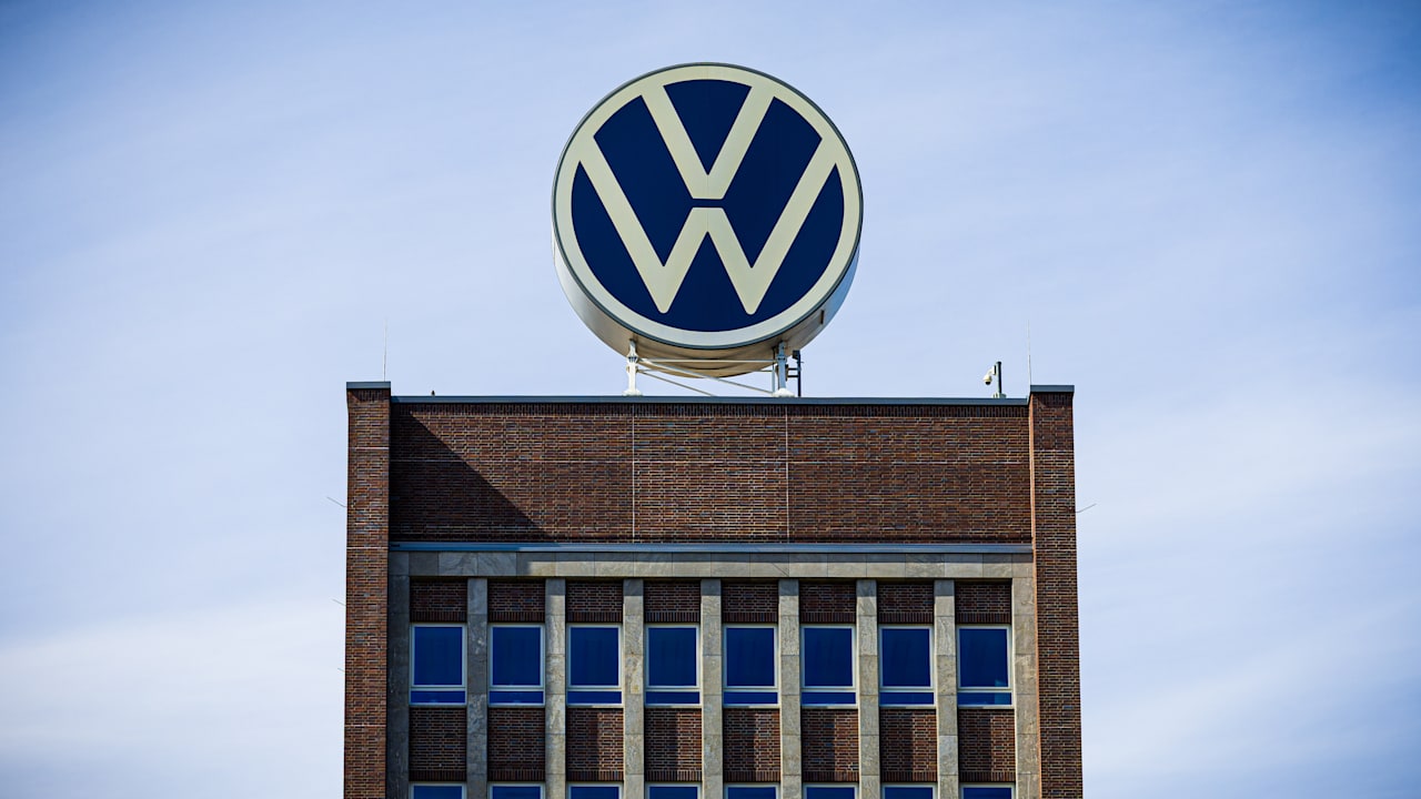VW Restructures Management: Fewer Leaders, Increased Pressure, Bonus Overhaul