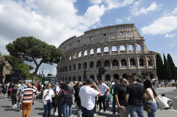 Violent Migrant Gangs Assault Police: Rome’s Battle for the Colosseum