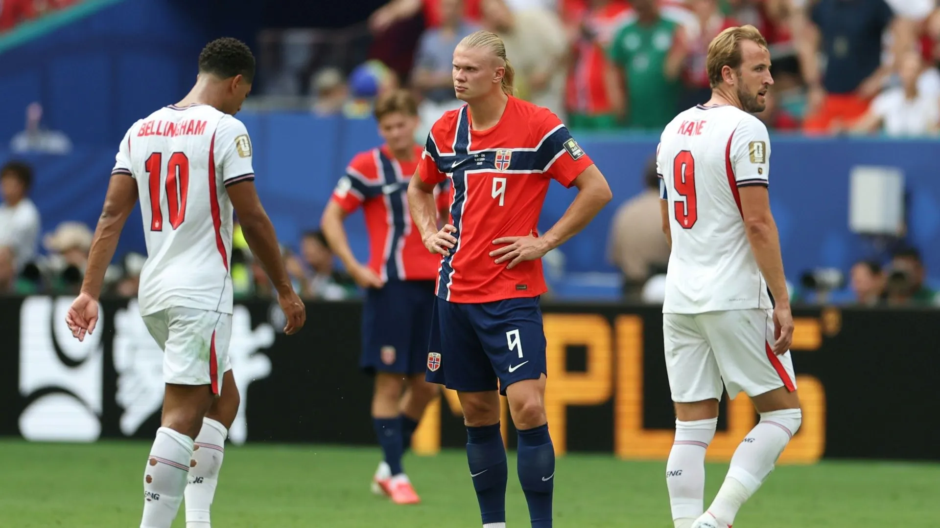 WM 2026: Controversial Moment as Ball Hits Camera Cable Before England Goal