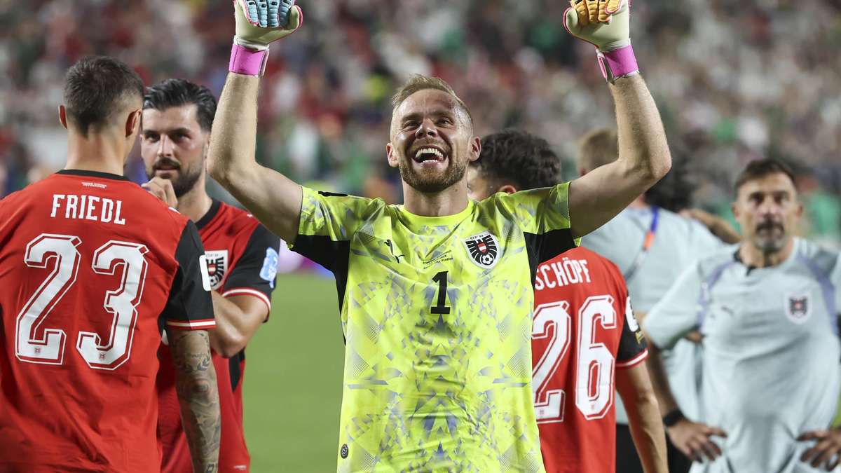 Werder Bremen Close to Signing World Cup Goalkeeper Alexander Schlager!