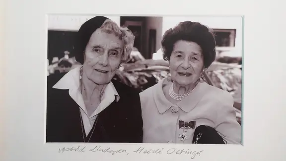 Astrid Lindgren and Heidi Oetinger shared a passion for poetry and folk songs. | Screenshot A black and white photo of author Astrid Lindgren and publisher Heidi Oetinger